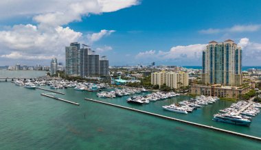 Lüks yat Miami marinasına yanaştı. Miami 'deki kıyı şeridinin havadan görüntüsü. Yelkenli Miamis kıyısı boyunca ilerliyor. Limanın üstündeki Miami silueti