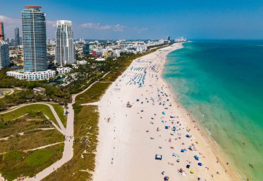 Miami kumsalının insansız hava görüntüsü. Miami Sahili 'nin ve okyanus dalgalarının geniş bir drone görüntüsü. Miami sahili yukarıdan çekildi. Okyanusa bakan Miami İHA ile tatil beldeleri