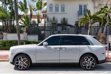 Miami, Florida, ABD - 27 Temmuz 2025 Rolls Royce Cullinan lüks SUV 2022. Lüks SUV Rolls Royce Cullinan. Araba Rolls Royce Cullinan dışarı park etmiş. Beyaz araba, yan görüş..