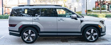 Miami, Florida, ABD - 27 Temmuz 2025 Hyundai Santa Fe SUV 2024. Lüks SUV araba Hyundai Santa Fe. Santa Fe SUV dışarıda park halinde. Beyaz araba, yan görüş..