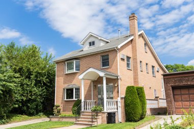 Özel ev. Mahalle mimarisi. Mahallede mülk. Konut mülk evi. Konut mimarisi. Banliyö mahallesi. Banliyö ev mimarisi. Konut krizi.