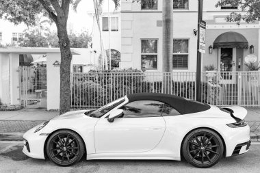 Miami, Florida, ABD - 9 Aralık 2024: beyaz 2022 Porsche 911 Carrera GTS üstü açık spor araba. Porsche Carrera GTS tipi spor araba. Porsche Carrera 'nın arabası dışarıda. Porsche 911 Carrera, yan görüş.