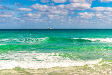 Denizde sakin bir ufuk. Romantik yaz tatili deniz manzarası. Deniz manzarası cenneti. Okyanus sahilinde gün doğumu. Yaz tatilinde gün batımı deniz manzarası. Deniz bulutlu gökyüzü ile ufuk çizgisi. Kumsalda dinlen..