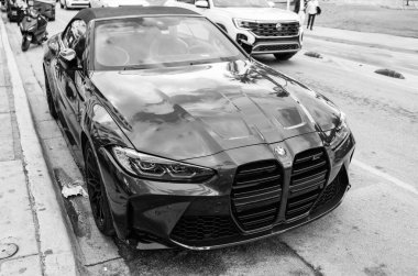 Miami, Florida, ABD - 07 Aralık 2024: BMW M3 spor arabası. BMW M3 aracının lüks arabası. BMW M3 mavi colo 'nun arabası dışarıda park edilmiş. BMW M3 aracı, köşe görünümü.