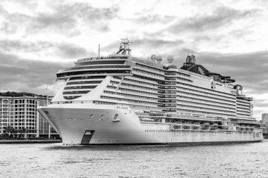 Miami, Florida, ABD - 23 Aralık 2024: MSC Sahil Seyahati. Yaz tatilinde gemi turu. MSC yolcu gemisinde. Gemi turu ve gün batımında seyahat. Gemi limanı temizliyor..