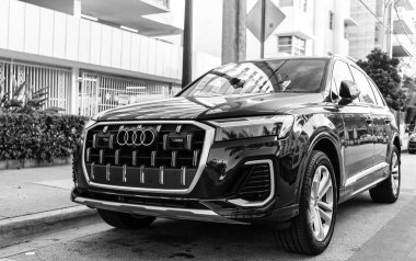 Miami, Florida, ABD - 18 Aralık 2024 Audi Q755 Premium Crossover Car. Audi Q7 tipinde lüks bir araba. Audi Q7 'nin arabası dışarıda park edilmiş. Audi Q7, köşe görünümü.