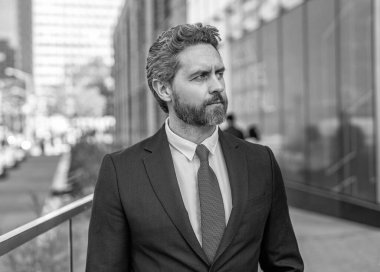 Dışarıda başarılı bir iş adamı. İş görüşmesinden önce şehirde başarılı bir iş adamı. İş adamının iş başarısı. Takım elbiseli bir iş adamı. Üst düzey yönetici, yatırım bankacısı. Takım elbiseli zengin adam..