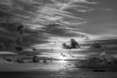 Deniz gündoğumuyla gökyüzü. Deniz doğasında huzurlu bir ufuk. Sahilde romantik bir yaz tatili. Gün doğumu gökyüzü ufku. Deniz batımı manzaralı. Yaz tatilinde bulutlu gün batımı gökyüzü ve deniz manzarası.