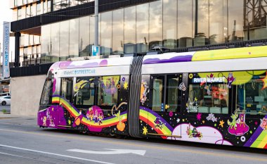 Kansas City, Missouri, ABD - 07 Ağustos 2025: Elektrikli tramvay taşımacılığı. Şehir tramvayı. Şehir caddesinde tramvay var. Toplu taşıma araçlı bir şehir caddesi. Toplu taşıma. Tramvaylı sokak.