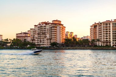 Teknesi olan Miami Kanalı. Fisher Adası konut binası ve lüks yat teknesi. Miami Fisher Adası 'nın manzarası. Marinaya yüzen bir tekne. Fisher Adası 'nda lüks bir yat teknesi. Yaz tatili.
