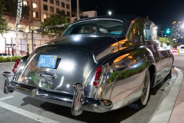 Miami, Florida, ABD - 26 Ocak 2025: lüks eski araba Rolls Royce Silver Cloud. Araba Rolls Royce Silver Cloud park etmiş. Gümüş renkli araba, köşe manzaralı. Rolls Royce Gümüş Bulut retro arabası.