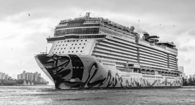 Miami, Florida, ABD - 16 Aralık 2024 Yaz Tatili Seyahati. Norveç yolcu gemisi. Gemi turu ve deniz seyahati. Gemi seyahate koyuluyor. Norveççe Tekrar Yolcu Gemisi Yolculuğu.