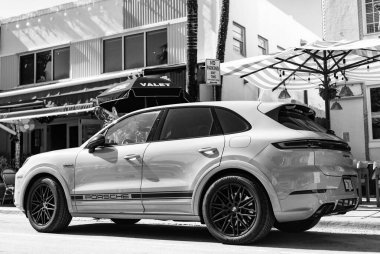 Miami, Florida, ABD - 06 Aralık 2024: 2025 Porsche Cayenne spor arazi aracı. Porsche Cayenne 'in lüks arabası. Porsche Cayenne 'in arabası dışarıda park edilmiş. Porsche Cayenne, köşe manzaralı..