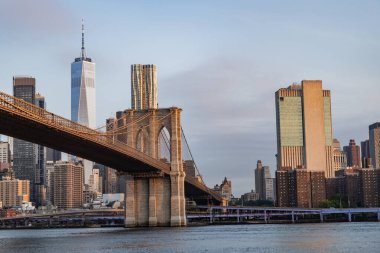 Gökdelen mimarisi olan Manhattan şehir manzarası. Brooklyn köprüsünden Manhattan 'a. New York 'un şehir mimarisi. New York 'un Brooklyn Köprüsü. Brooklyn dönüm noktası.
