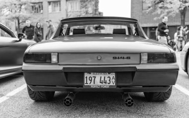 Chicago, Illinois - 29 Eylül 2024: klasik Porsche 9146 mavi renk. Vintage Porsche 9146 sokağa park edilmiş. Arkadan bak. Retro Porsche 9146 Coupe Chicago 'da