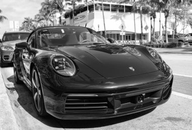 Miami, Florida, ABD - 11 Aralık 2024: Mavi Porsche 911 üstü açık araba. Porsche 911 tipi üstü açık lüks bir araba. Porsche 'nin arabası dışarıda park edilmiş. Porsche, köşe görünümü.