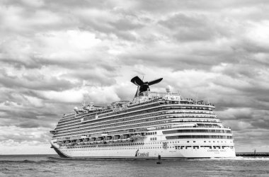 Miami, Florida, ABD - 23 Aralık 2024: Karnaval Magic yolcu gemisi yolculuğu. Yaz tatilinde gemi turu. Karnaval yolcu gemisi. Gemi turu ve okyanusta seyahat. Gemi Miami limanından ayrılıyor..