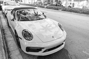 Miami, Florida, ABD - 9 Aralık 2024: beyaz 2022 Porsche 911 Carrera GTS üstü açık spor araba. Porsche Carrera GTS tipi spor araba. Porsche Carrera 'nın arabası dışarıda. Porsche 911 Carrera, köşe manzaralı.