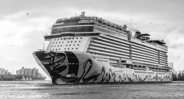 Miami, Florida, ABD - 16 Aralık 2024 Yaz Tatili Seyahati. Norveç yolcu gemisi. Gemi turu ve deniz seyahati. Gemi seyahate koyuluyor. Norveççe Tekrar Yolcu Gemisi Yolculuğu.