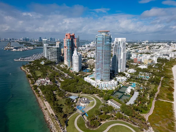 Miami Sahili şehir manzarası. Miami yaz havası manzarası. Miami sahil şeridi. Güney Sahili Miami hava manzarası. Florida 'daki mavi okyanus ufuk çizgisi