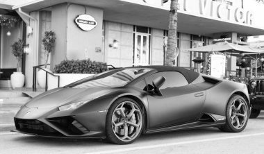 Miami, Florida, ABD - 19 Aralık 2024 Lamborghini Huracan EVO üstü açık spor araba. Lamborghini Huracan EVO 'nun spor arabası. Lamborghini Huracan 'ın siyah arabası..