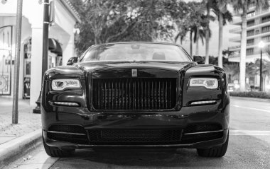 Miami, Florida, ABD - 19 Kasım 2024: 2020 Rolls Royce Dawn üstü açık araba. Lüks siyah Rolls Royce Dawn. Araba Rolls Royce dışarı park etmiş. Rolls Royce, ön manzara..