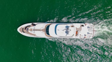 Yat lüks deniz manzarası. Yaz tatili. Yaz motorlu tekne turu. Lüks motorlu tekne yatı. Yat marinaya gidiyor. Tekne ve yat gezisi. Lüks bir yaşam tarzı. Marina yat kulübü. Okyanus esintisi.