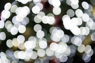 Parlayan soyutlamanın odaklanması yok. Görüntü bokeh arkaplanı. Odaklanmamış, soyut, parlak bir arka plan, kimse yok. Odaklanmış bulanıklık. Bokeh beyaz Xmas. Bulanık bokeh arkaplanı.