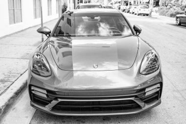 Miami, Florida, ABD - 20 Aralık 2024: Porsche Panamera 2019 Gran Turismo spor fastback otomobil. Porsche Panamera 'nın lüks arabası. Porsche Panamera 'nın arabası dışarıda park edilmiş. Porsche Panamera, ön manzara..