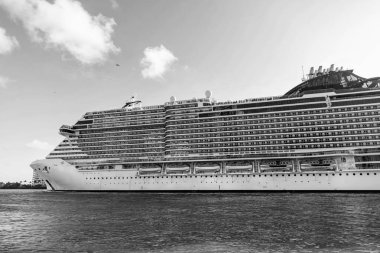 Gemi seyahati. Yaz tatilindeki görkemli gezi manzarası. Gemi turu ve deniz seyahati. Lüks yolcu gemisinde seyahat. Gemi Miami sahil limanından ayrılıyor. Miami turu.