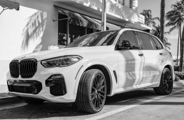 Miami, Florida, ABD - 11 Aralık 2024: BMW X5 2025 geçiş aracı. BMW X5 tipi lüks bir çapraz araba. BMW X5 'in arabası dışarıda park edilmiş. BMW X5 sarı renk, köşe görünümü.