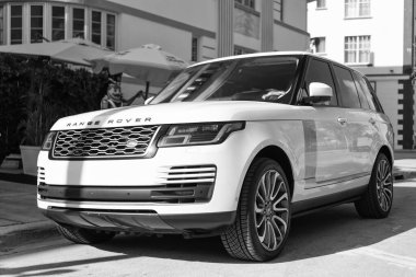 Miami, Florida, ABD - 17 Aralık 2024: Land Rover Range 2018 geçiş aracı. Land Rover 'ın lüks aracı. Beyaz araba Range Rover 'ı dışarıda park etmiş, köşe manzaralı.