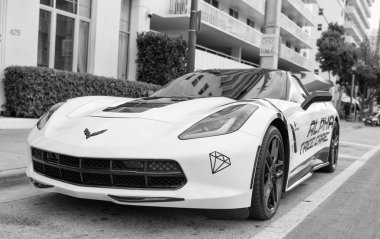 Miami, Florida, ABD - 12 Aralık 2024 Chevrolet Corvette C7 Chevy spor arabası. Chevrolet Corvette C7 tipi lüks bir spor araba. Chevrolet Corvette 'in arabası dışarıda park edilmiş. Chevrolet Corvette, köşe manzaralı..