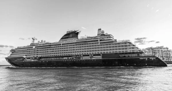 Miami, Florida, ABD - 24 Aralık 2024: Explora Seyahat Şirketi. Gemi turu. Deniz yoluyla seyahat et. Gemi limandan ayrılıyor. Romantik tatil. Gemi seyahatine çıkıyorum. Yaz tatilinde gezmek.