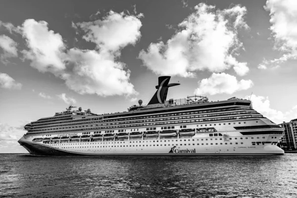 Miami, Florida, ABD - 10 Aralık 2024: Karnaval Gündoğumu yolcu gemisi yolculuğu. Yaz tatilinde gemi turu. Karnaval yolcu gemisi. Gemi turu ve deniz seyahati. Gemi Miami limanından ayrılıyor..