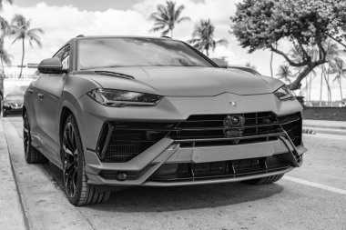 Miami, Florida, ABD - 08 Aralık 2024: Luxur yeşil renkli Lamborghini Urus S tipi spor araba. Lamborghini Urus 'un arabası dışarıda park halinde. Lamborghini Urus, köşe manzaralı. 2024 Lamborghini Urus S SUV arabası.
