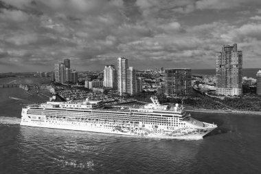 Miami, Florida, ABD - 31 Ocak 2025: Denize açılan gemi. Norveç Pearl yolcu gemisi yolculuğu. Yaz tatilinde gemi turu. Norveç yolcu gemisi. Gemi turu ve deniz yolculuğu..