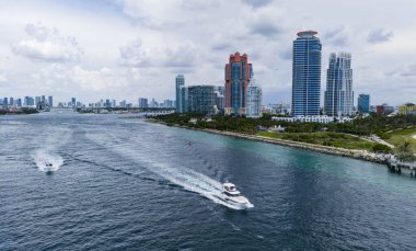 Miami ufuk çizgisinde yat gezintisi. Miami 'de turkuaz sulardaki teknelerin hava görüntüsü.