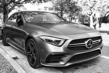 Miami, Florida, ABD - 09 Aralık 2024 Mercedes Benz CLS 2019 amg turbo araba. Mercedes Benz CLS tipi lüks bir araba. Mercedes Benz 'in arabası dışarıda park edilmiş. Mercedes Benz CLS, köşe görünümü.