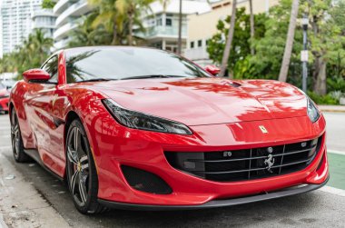 Miami, Florida, ABD - 27 Temmuz 2025 Ferrari Portofino üstü açık GT arabası. Üstü açık Ferrari Portofino GT. Ferrari Portofino GT dışarıda park halinde. Kırmızı üstü açık araba, köşe manzaralı..