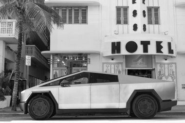 Miami, Florida, ABD - 17 Aralık 2024 Tesla Cybertruck elektrikli kamyonet vagonu. Tesla Cybertruck 'ın elektrikli arabası. Tesla Cybertruck 'ın arabası dışarıda park edilmiş. Tesla Cybertruck, yan görüş.