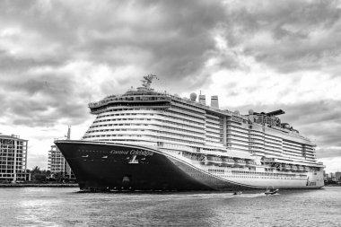 Miami, Florida, ABD - 23 Aralık 2024: Karnaval yolcu gemisi. Gemi turu ve deniz seyahati. Gemi Miami limanından kalkıyor. Karnaval yolcu gemisi seyahati. Yaz tatilinde gezmek.