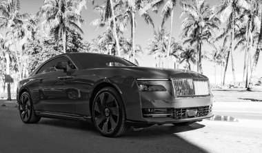 Miami, Florida, ABD - 23 Kasım 2024: Rolls Royce Spectre 2024 elektrikli araba. Rolls Royce Spectre modelinin lüks elektrikli arabası. Rolls Royce 'un arabası dışarıda park edilmiş. Rolls Royce, yan görüş..