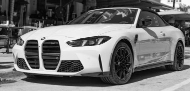 Miami, Florida, ABD - 23 Kasım 2024 BMW M4 spor arabası. BMW M4 tipi lüks bir spor araba. BMW M4 yarışması dışarıda park edilmiş, kopyalama alanı. BMW M4, köşe görünümü.