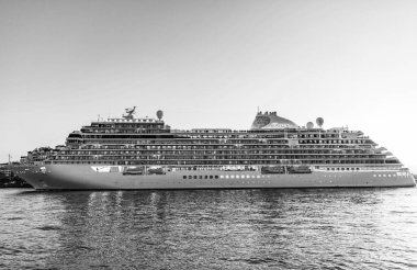 Miami, Florida, ABD - 07 Aralık 2024: 7 deniz Grandeur yolcu gemisi yolculuğu. Yaz tatilinde gemi turu. Naip yedi deniz yolculuğu. Gemi turu ve deniz seyahati. Gemi limandan ayrılıyor..