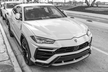 Miami, Florida, ABD - 15 Aralık 2024: Sarı Lamborghini Urus 2019 SUV arabası. Lamborghini Urus tipi lüks bir araba. Lamborghini Urus 'un arabası dışarıda park edilmiş. Lamborghini Urus, köşe manzaralı..