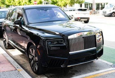 Miami, Florida, ABD - 27 Temmuz 2025: Car Rolls Royce Cullinan açık havada park etti. Siyah SUV arabası, köşe manzaralı. Rolls Royce Cullinan 2025 SUV arabası. Lüks SUV arabası Rolls Royce Cullinan.