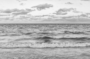 Deniz kıyısında gün doğumu. Denizde dramatik gündoğumu ufku. Günbatımı deniz manzarasında romantik bir yaz tatili. Okyanusta gün batımı. Yaz tatilinde gün batımı deniz manzarası. Huzur ufku.