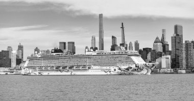 New York, ABD - 31 Mart 2024: New York limanında yolcu gemisi. Norveç yolcu gemisi. Gemi turu ve deniz seyahati. New York şehir merkezinde bir gemi. Hudson Nehri 'ndeki Norveç Kaçış Gemisi.