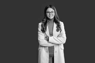 Genç kız gözlük takıyor. Sonbahar stil kızı. Moda ve şık bir öğrenci kız gülümsüyor. Gençler için sonbahar moda tarzı. Sonbahar modası. Sonbahar ceketli kız öğrenci kırmızıyı izole etti. Üniversite öğrencisi.